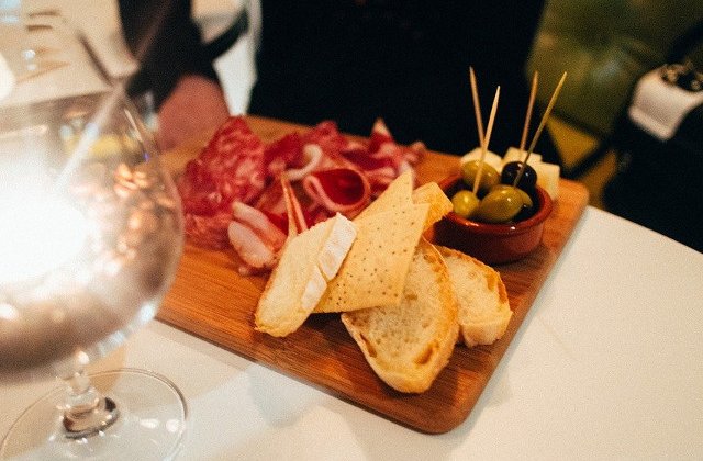 Nutritionist: 22 de experti din 10 tari au catalogat mezelurile procesate ca fiind alimente cancerigene regasite in Grupul 1