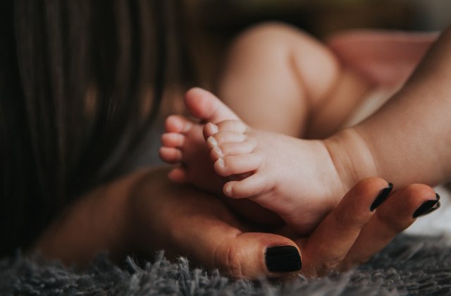 O tanara de 19 ani din Braila a murit la o luna dupa ce a nascut. Mama fetei: "I-au lasat resturi de placenta in uter"