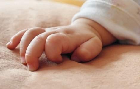 Un nou-nascut a fost gasit mort in incinta unei firme din Topoloveni