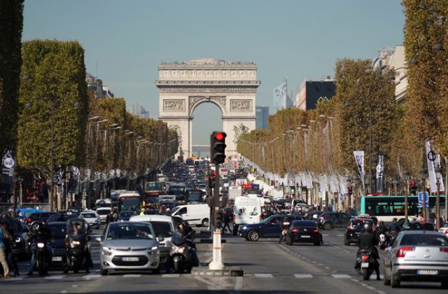 UE a aprobat sistemele de siguranta care vor deveni obligatorii in 2022: franarea automata de urgenta si mentinerea benzii sunt pe lista