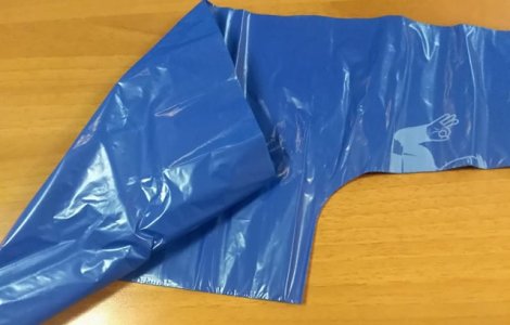 Un elev de 8 ani, obligat de profesor sa poarte un sac de gunoi la scoala/ FOTO