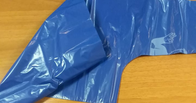 Un elev de 8 ani, obligat de profesor sa poarte un sac de gunoi la scoala/ FOTO