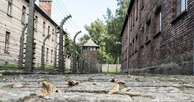Un documentar Netflix despre lagarele de concentrare l-a nemultumit pe premierul Poloniei