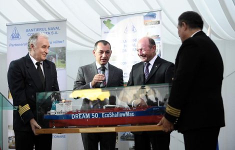 Basescu a decorat Santierul Naval din Constanta