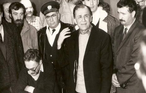 Iliescu, huiduit si apostrofat de revolutionari: "Ce suntem, caini?"