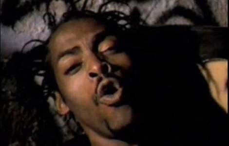 Coolio a plecat cu bautura dupa el, ascunsa intr-o fata de perna