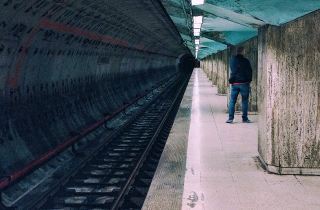 Metrorex introduce plata cu cardul direct la turnicheti, in 9 statii de metrou