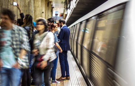 Circulatia trenurilor de metrou, prelungita cu o ora vineri, pentru partida de fotbal Romania-Suedia