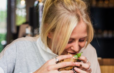 Nutritionist: Se tot povesteste de trei mese plus doua gustari pe zi. Nu avem nevoie de multa mancare