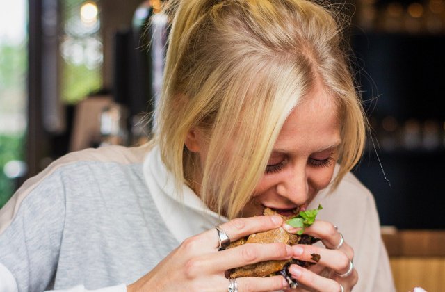 Nutritionist: Se tot povesteste de trei mese plus doua gustari pe zi. Nu avem nevoie de multa mancare