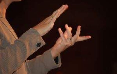 Corectitudinea politica influenteaza limbajul surzilor din Marea Britanie