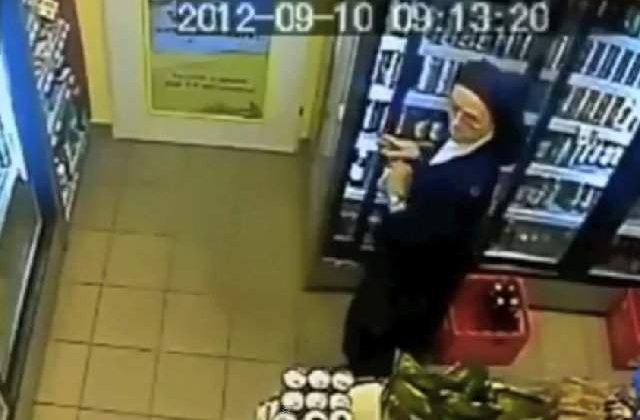 [VIDEO] Maicuta surprinsa in timp ce fura BERE dintr-un magazin