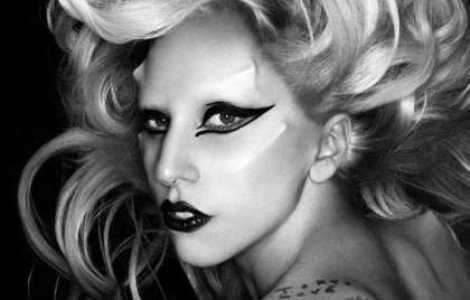 Lady Gaga l-a vizitat pe Julian Assange