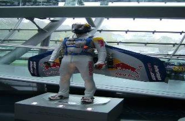 Saltul din stratosfera al lui Felix Baumgartner s-a amanat