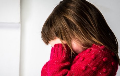 Fetita de 11 ani din Arges, violata de mai multe ori de fratele sau in varsta de 16 ani