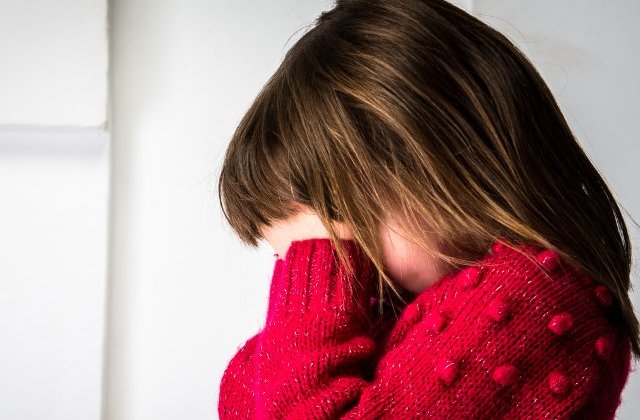 Fetita de 11 ani din Arges, violata de mai multe ori de fratele sau in varsta de 16 ani