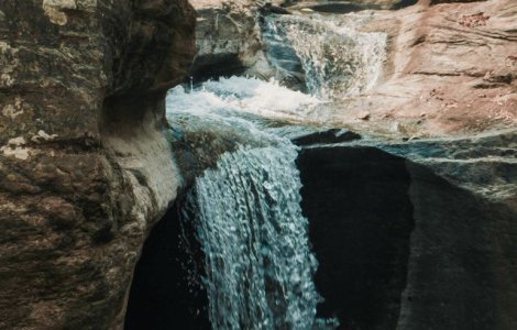 Un turist de 33 de ani a murit dupa ce a cazut intr-o cascada in timp ce isi facea un selfie