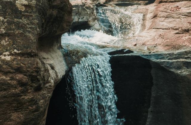 Un turist de 33 de ani a murit dupa ce a cazut intr-o cascada in timp ce isi facea un selfie