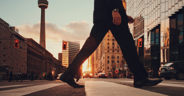 Studiu: Mersul pe jos cu 15 minute in plus pe zi ar putea stimula economia mondiala