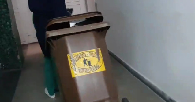 Deputat USR: Infirmierele Spitalului Judetean Craiova transporta deseurile menajere si cele toxice printre bolnavi. Haos de nedescris/ VIDEO