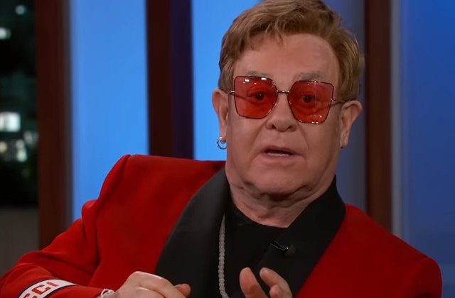 Elton John marturiseste ca a invatat sa mearga din nou dupa ce a fost la un pas de moarte: "Am fost extrem de bolnav"
