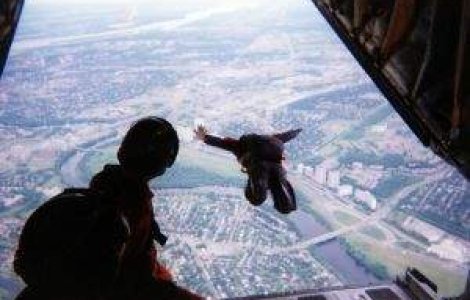 Saltul din stratosfera al lui Felix Baumgartner, amanat pentru duminica