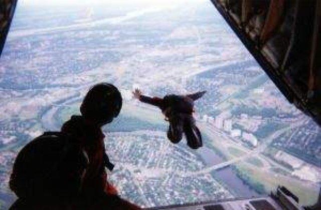 Saltul din stratosfera al lui Felix Baumgartner, amanat pentru duminica