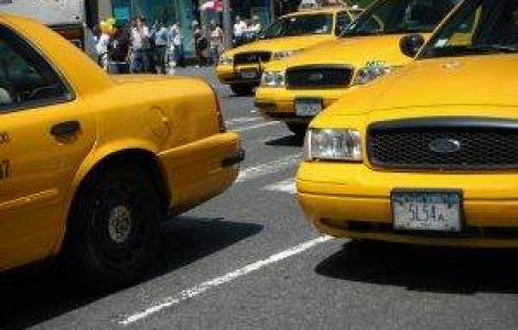 Bebelus aruncat din taxi de mama: Femeia a mai incercat sa-si ucida copilul