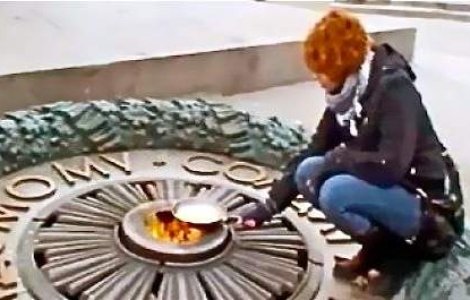 Ucraina: 3 ani de inchisoare pentru ca a prajit oua desupra flacarii eterne
