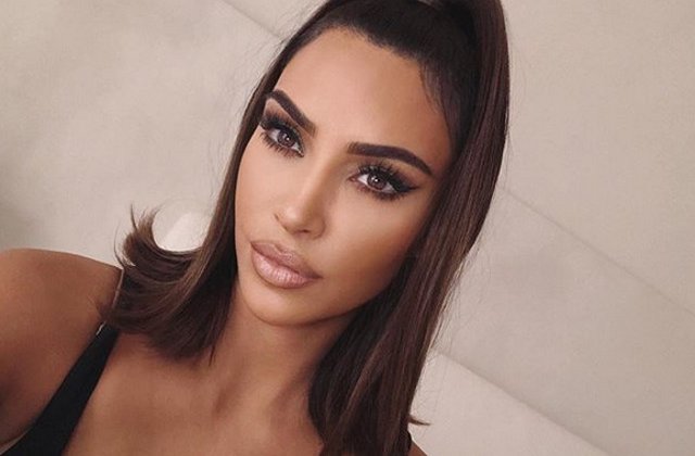 Turista de 29 de ani, retinuta de autoritati dupa ce a prezentat un pasaport fals cu fotografia lui Kim Kardashian