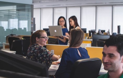 Cum sa-ti creezi relatii la noul loc de munca