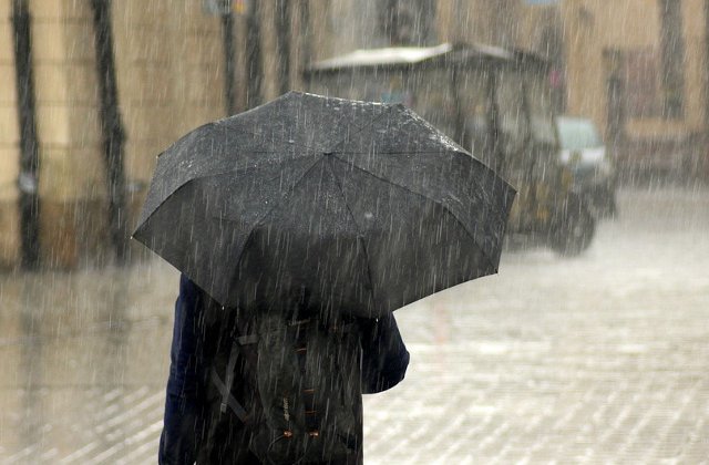 Informare meteo de ploi si vreme rece, pana sambata dimineata