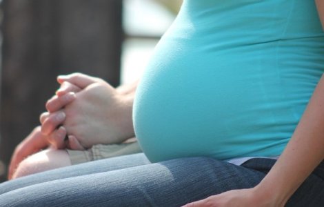 In Romania, una din opt mame la prima nastere este adolescenta