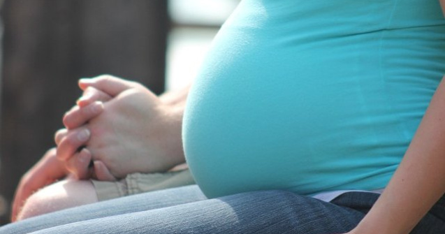 In Romania, una din opt mame la prima nastere este adolescenta