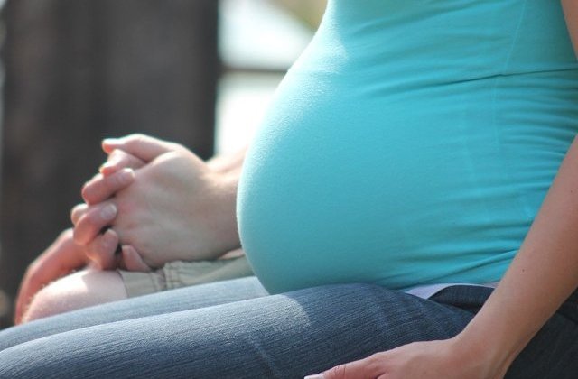 In Romania, una din opt mame la prima nastere este adolescenta