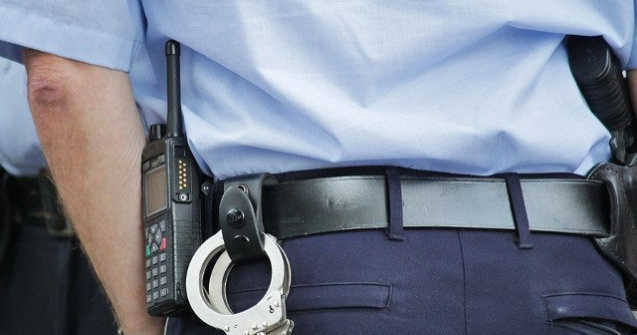 Tanar de 19 ani din Pitesti, retinut dupa ce ar fi agresat o fata de 16 ani intr-o scara de bloc