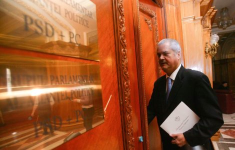 Cearta ca la usa Parlamentului intre Anastase si Nastase