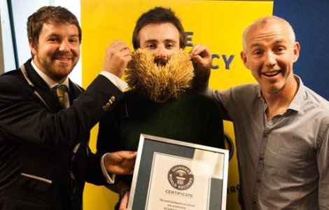 Cel mai ciudat record al anului: 3107 scobitori infipte in barba