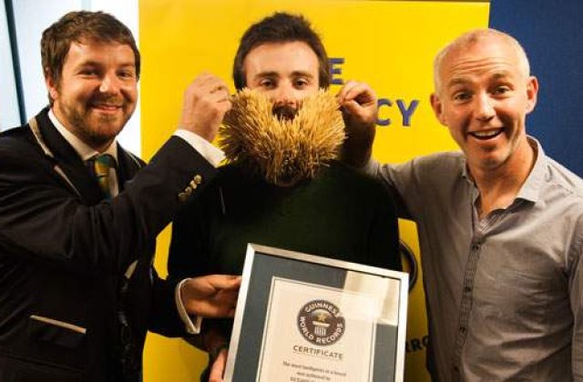 Cel mai ciudat record al anului: 3107 scobitori infipte in barba