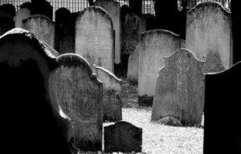 Moartea si impozitele: Doua cimitire din Capitala, controlate de Politie