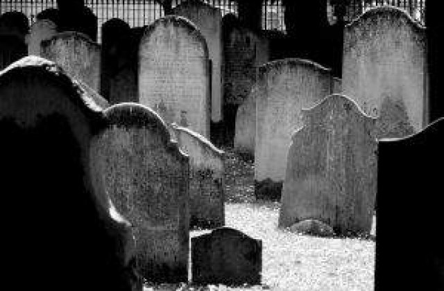 Moartea si impozitele: Doua cimitire din Capitala, controlate de Politie
