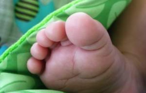 Fetita aruncata de mama ei dintr-un taxi, luata acasa de tatal ei