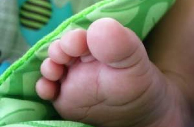 Fetita aruncata de mama ei dintr-un taxi, luata acasa de tatal ei