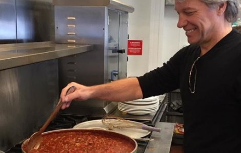 Bon Jovi a deschis doua restaurante pentru cei fara posibilitati