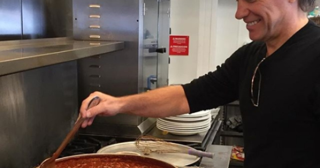 Bon Jovi a deschis doua restaurante pentru cei fara posibilitati