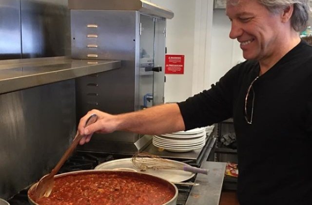 Bon Jovi a deschis doua restaurante unde cei fara posibilitati pot servi gratuit o masa completa/ FOTO