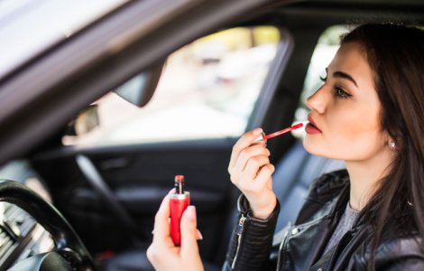  Top  10 lucruri pe care NU ar trebui le faci in masina