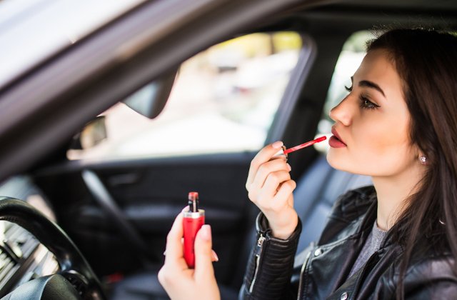 10 lucruri pe care NU ar trebui le faci in masina