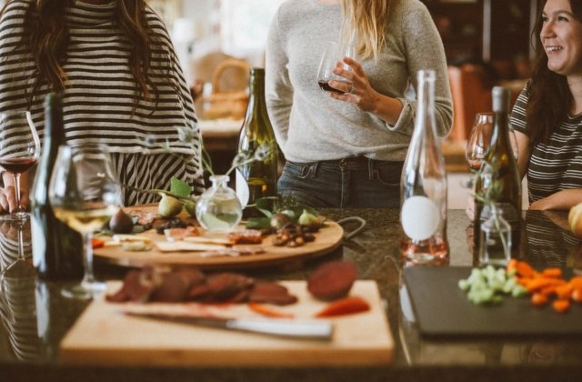 Bune maniere cand esti musafir: 10+ reguli de eticheta de respectat cand esti invitat la o cina