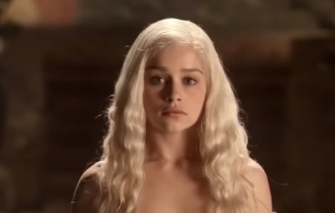 Emilia Clarke spune ca producatorii au manipulat-o sa filmeze scene nud pentru serialul "Urzeala tronurilor"